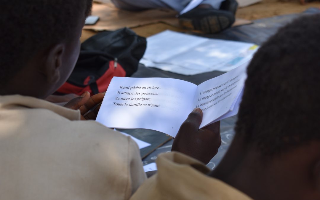 A child in Côte d'Ivoire reads a simple paragraph in French.