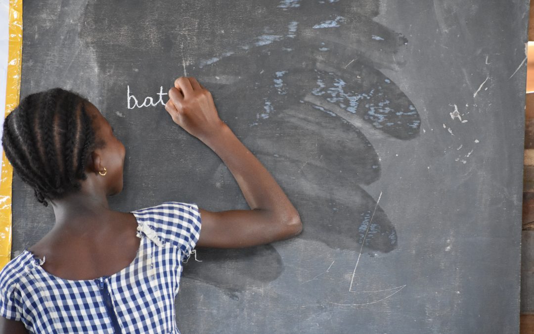 A child writes on the board during a TaRL class in Côte d'Ivoire.