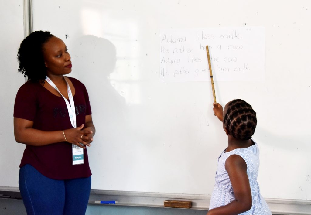 A Young 1ove team member conducts a practice TaRL reading class during the TaRL Workshop 2019.